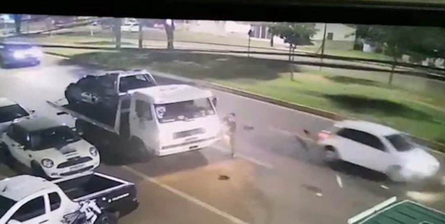 Câmera mostra momento em que homens são atropelados na Av. Barão do Rio Branco