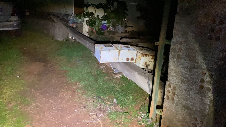 Caminhão derruba poste elétrico e causa transtornos a moradores