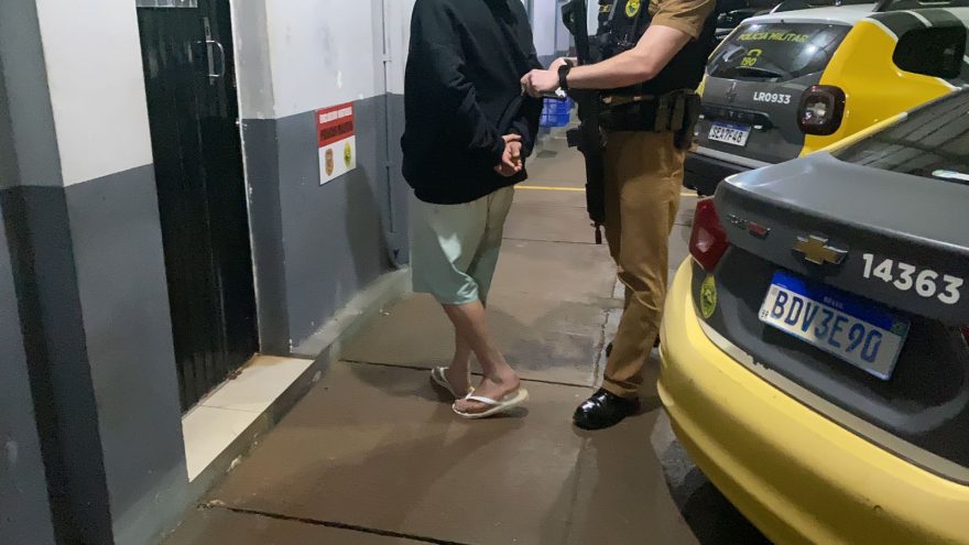 Jovem é flagrado com bucha de cocaína no bairro Cataratas