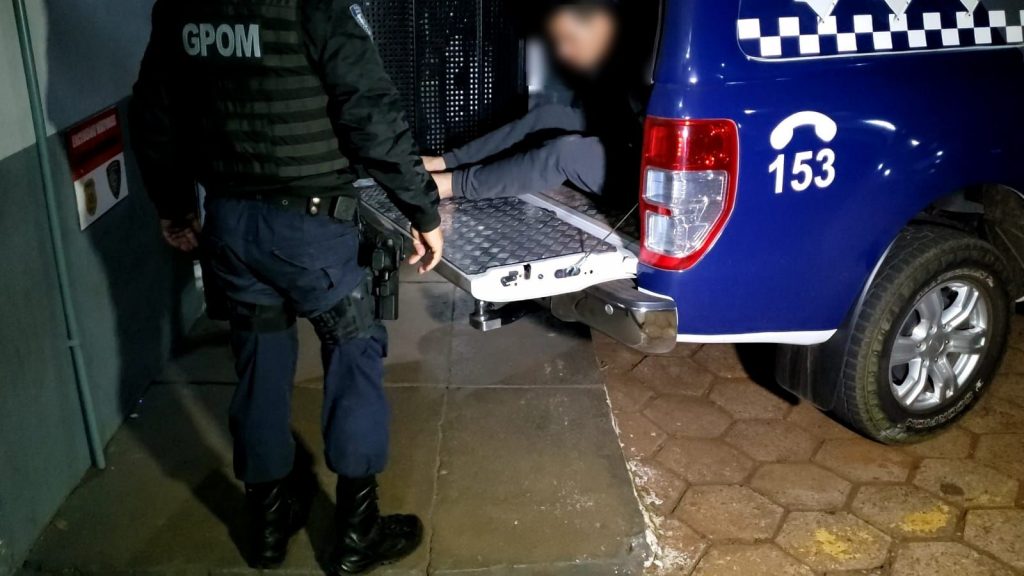 Jovem invade casa da ex para pegar cachorros e é detido por descumprir medida protetiva, no Guarujá