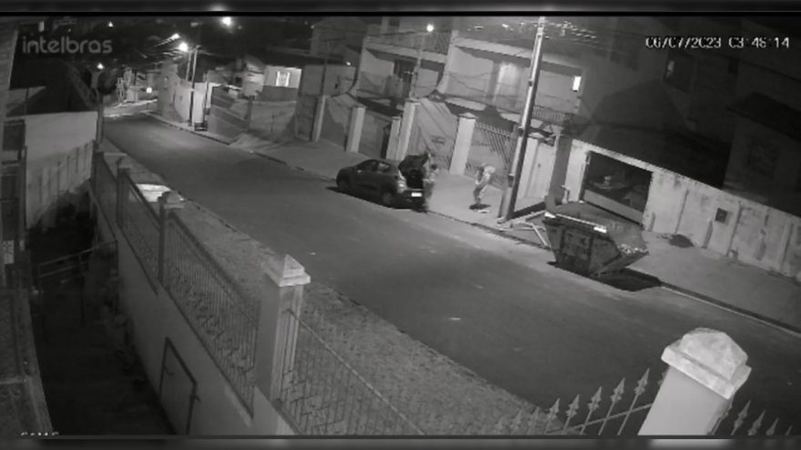 Câmera mostra jovens saindo de casa de advogado após o matarem estrangulado e esfaqueado