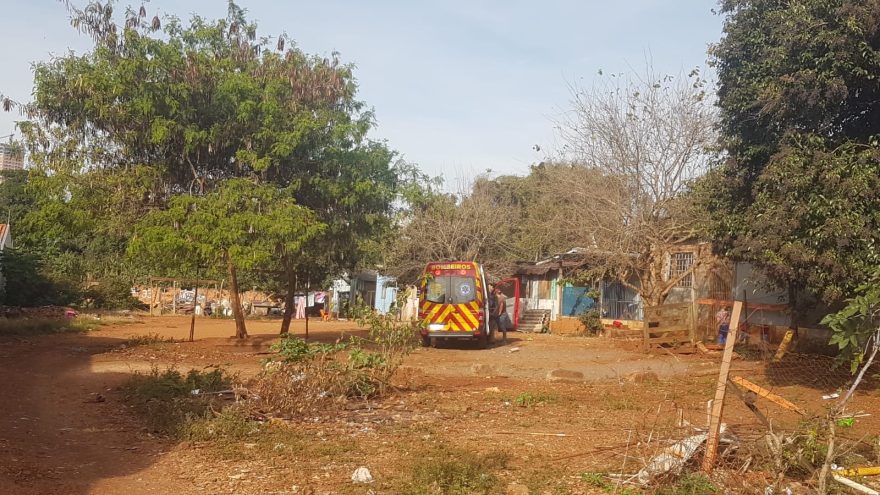 Mesa cai na cabeça de criança de um ano e três meses e bebê precisa ser socorrido
