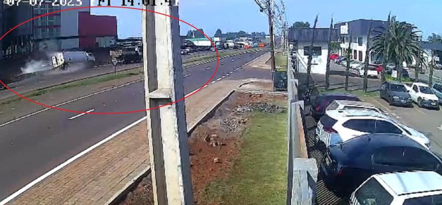 Câmera registra acidente com caminhão da Prefeitura na BR-277