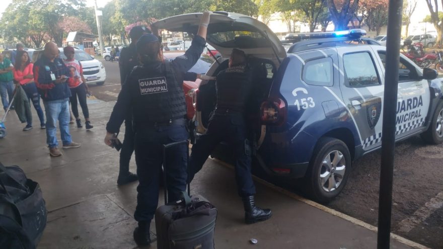 GM prende homem por desacato, resistência, drogas para consumo e dano ao patrimônio