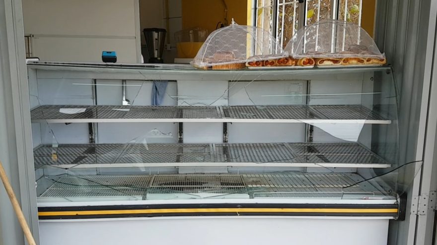 Câmera flagra momento em que homem destrói estufa para salgados antes de ser preso pela PM