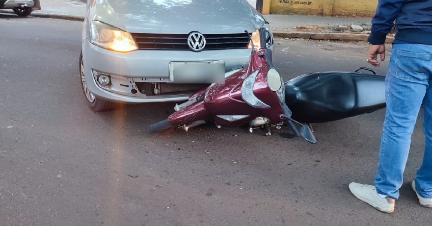 Carro e moto se envolvem em acidente no Centro