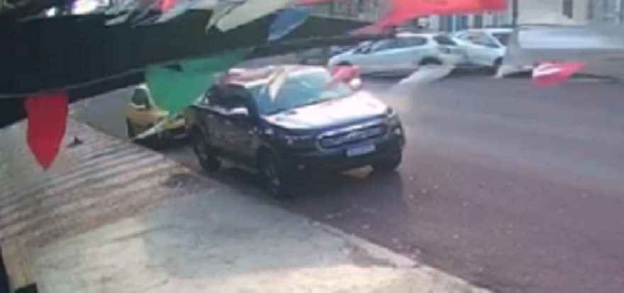 Veja momento do acidente entre três carros no Centro