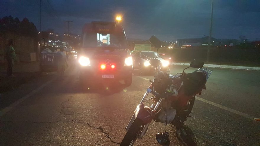 Ciclista fica ferido ao se envolver em acidente com moto na Marginal da BR-277