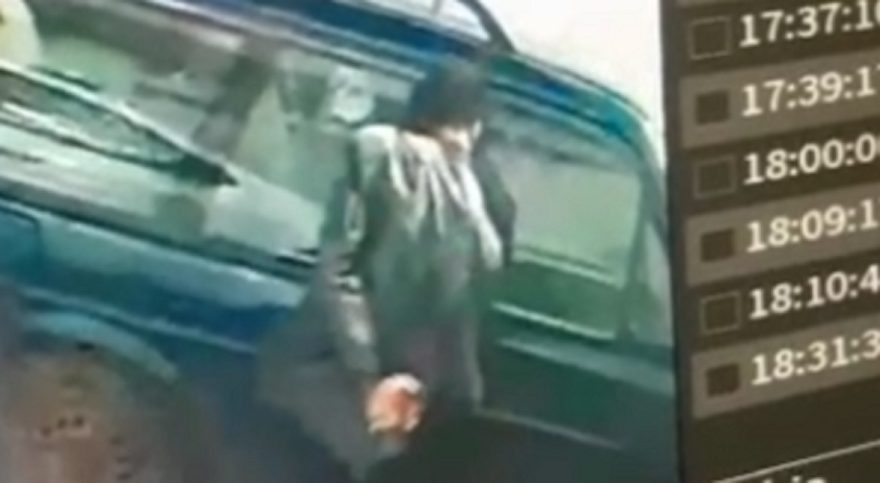 Homem entra pelo lado do carona e furta veículo
