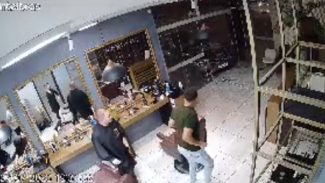 Imagens mostram o momento em que barbearia é invadida por veículo após acidente com viatura Imagens mostram o momento em que barbearia é invadida por veículo após acidente com viatura