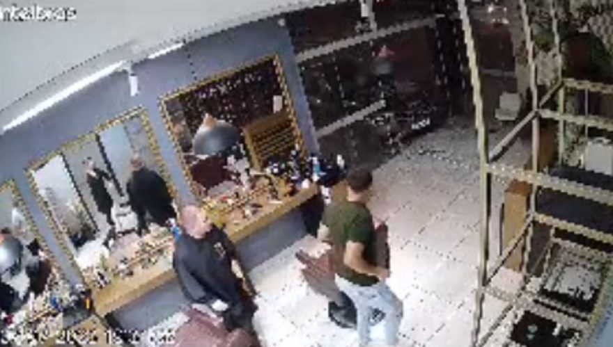 Imagens mostram o momento em que barbearia é invadida por veículo após acidente com viatura