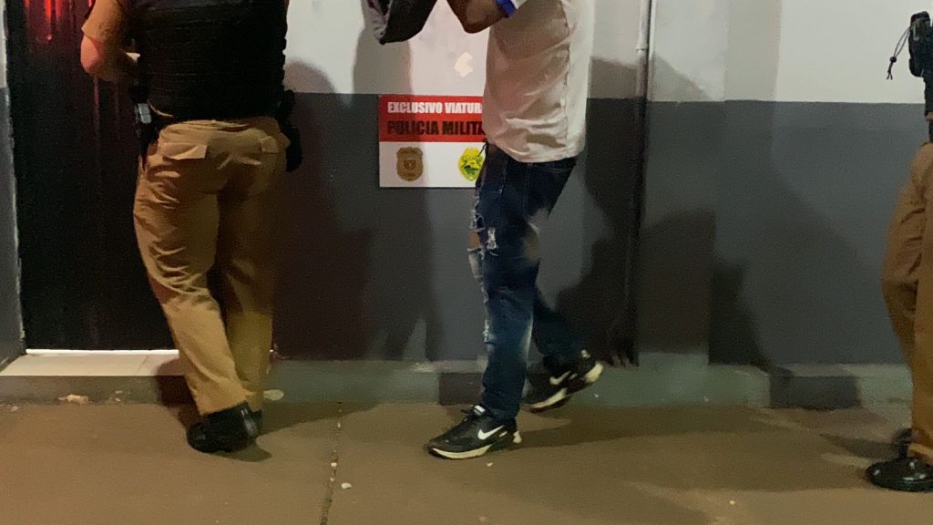 Homem é contido por populares após invadir casa e furtar celular no Coqueiral