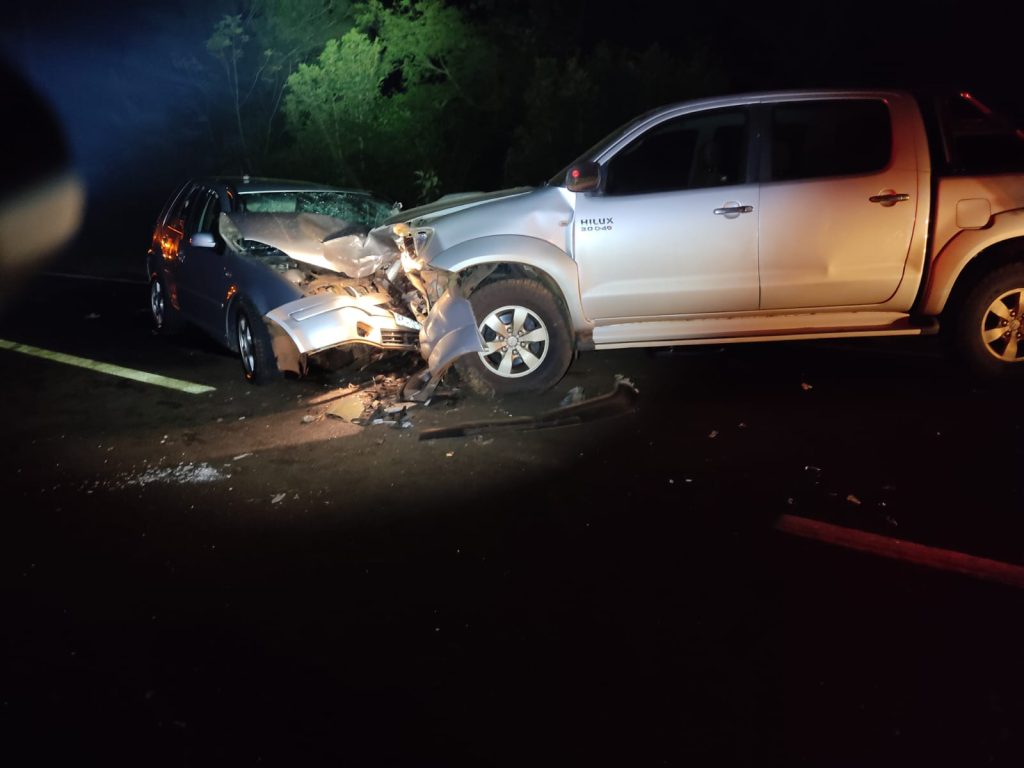 Colisão frontal ente carro e caminhonete deixa seis pessoas feridas na PR-495 em Missal