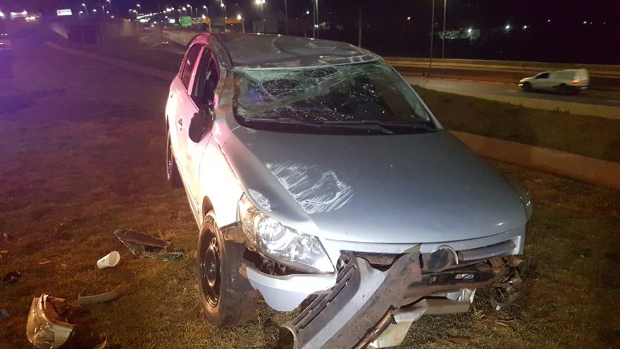 Motorista abandona o carro após capotar no Trevo Cataratas