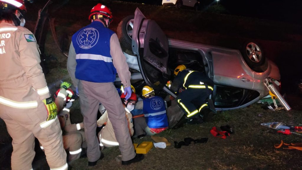 Condutor fica encarcerado após capotar o carro na BR-277 em Cascavel