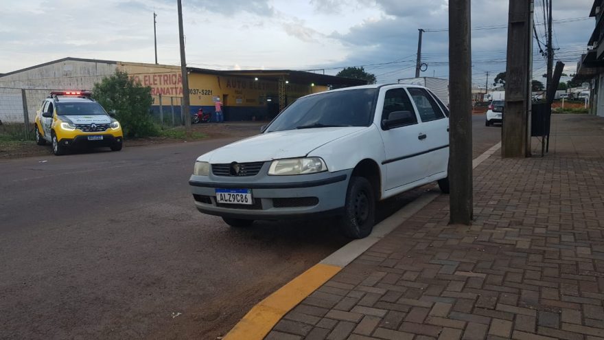 Estacionado na contramão e em cima da calçada, Gol é apreendido pela PM