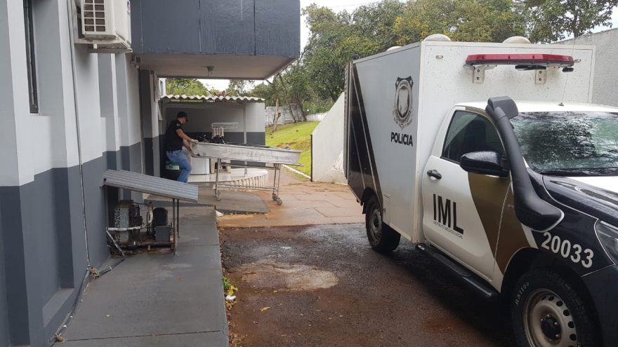 Corpo de homem encontrado morto na Avenida Tancredo chega ao IML ainda sem identificação