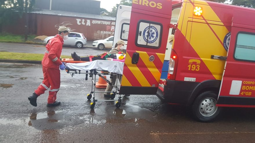 Mulher fica ferida e idosa passa mal em acidente entre Vectra e Gol no Pacaembu