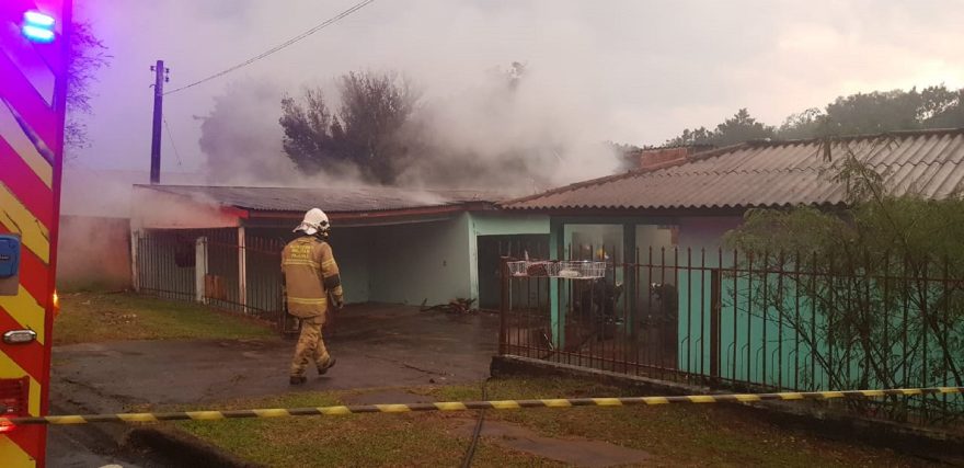 Corpo de Bombeiros combate incêndio em residência no Bairro Neva