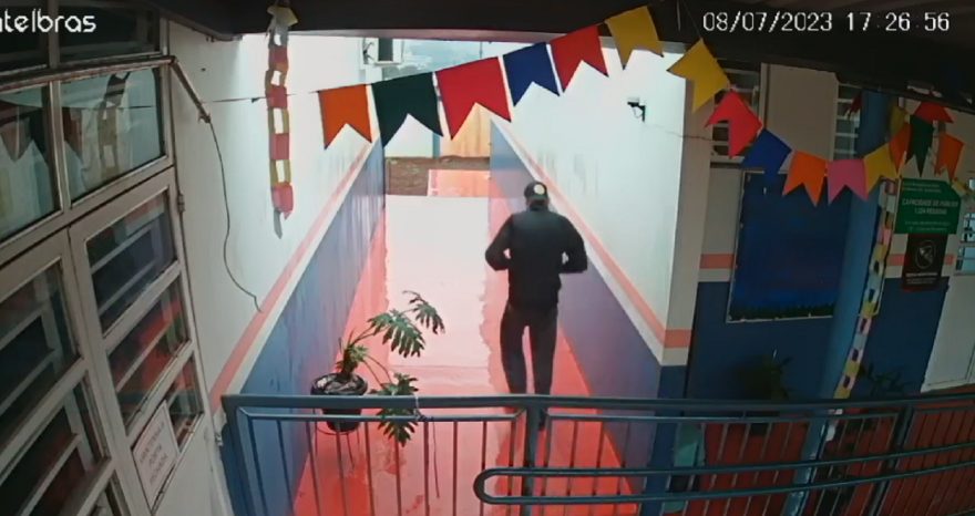 Câmera registra GM perseguindo ladrão após furto na Escola Irene Rickli
