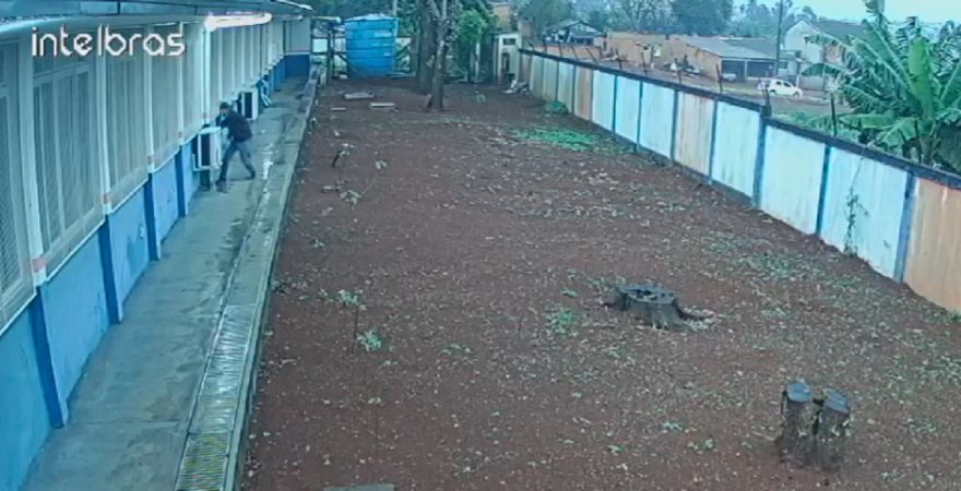 Outras imagens mostram ladrão retirando ar condicionado na Escola Irene Rickli
