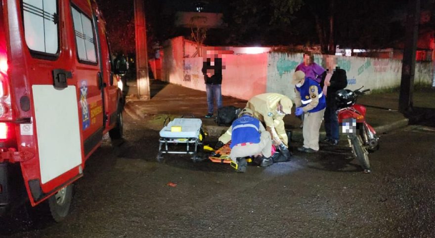 Motociclista sofre contusões pelo corpo após colisão com Jeep Compass