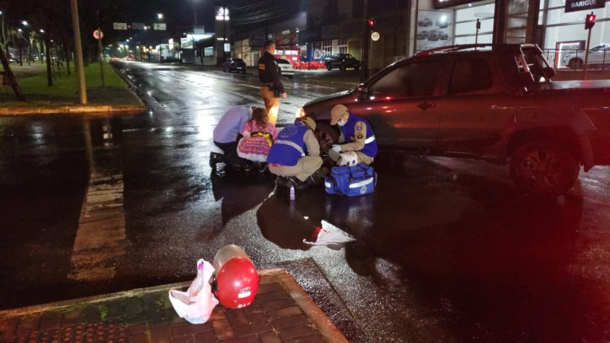 Mulher fica ferida em acidente entre moto e Strada na Av. Brasil