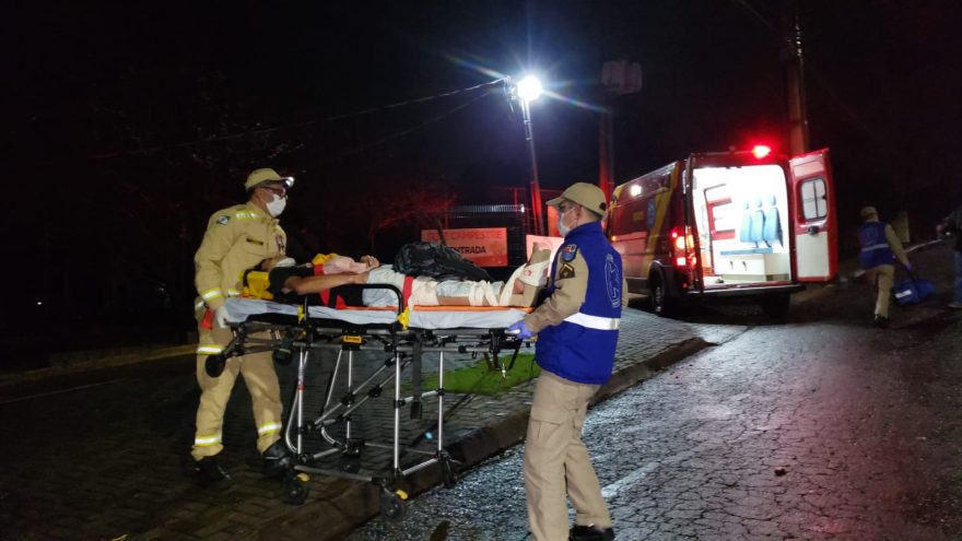 Adolescente fratura a perna em acidente de moto na Rua Maracaí