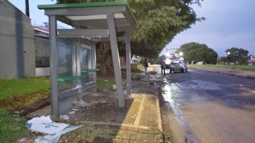 Acidente entre dois carros deixa ponto de ônibus destruído