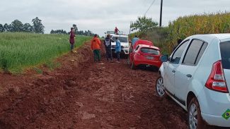 Chuva transforma estrada em atoleiro na Linha Peroba