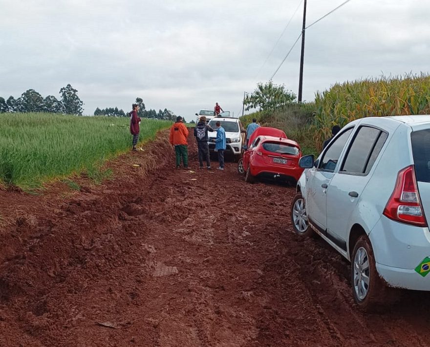Chuva transforma estrada em atoleiro na Linha Peroba