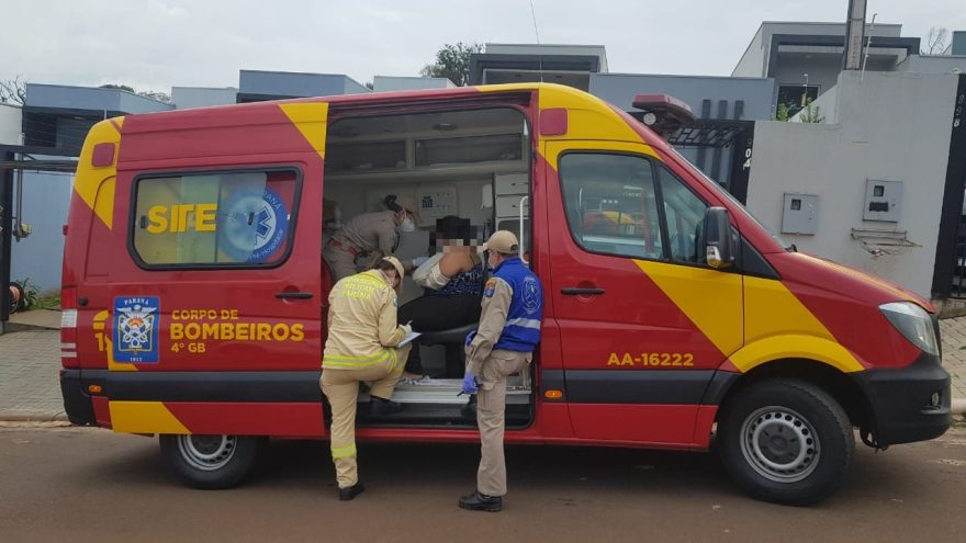 Mulher sofre luxação no braço ao cair dentro da casa no Cascavel Velho