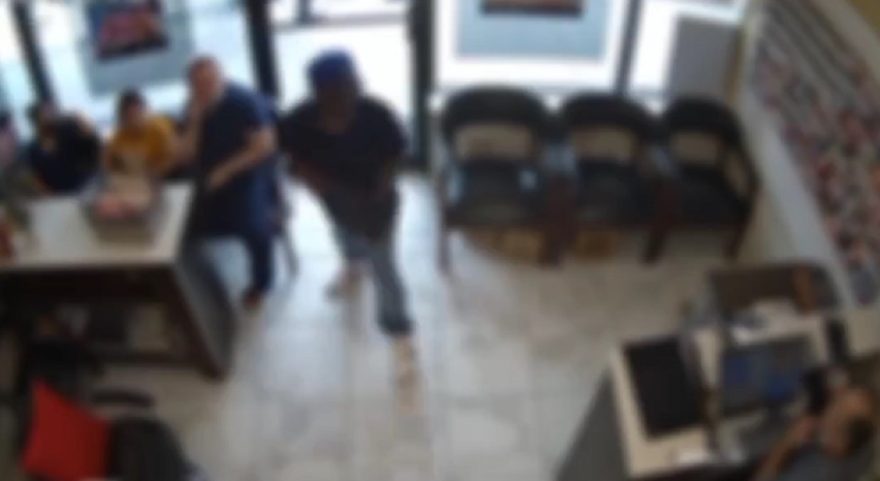 Vídeo: Ladrão é ignorado e desiste de roubar salão de manicure