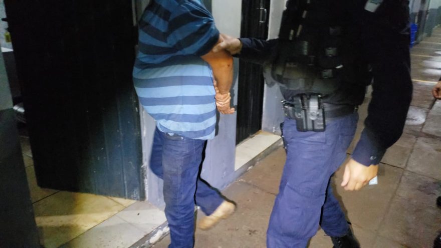 Homem é preso após agredir companheira com pedaço de pau
