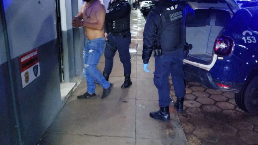 “Machão de cozinha” é preso após agredir a companheira na frente de criança
