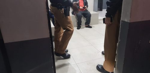 Após 14 anos juntos, casal briga e mulher é agredida a tapas; Acusado é preso pela Polícia Militar Imagem referente a Após 14 anos juntos, casal briga e mulher é agredida a tapas; Acusado é preso pela Polícia Militar