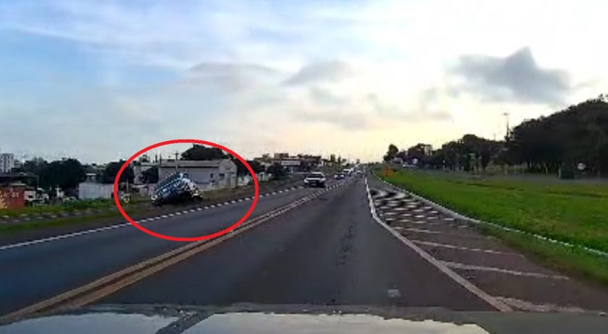 Câmera flagra Amarok subindo barranco e acessando a BR-277 de forma imprudente