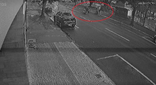 Câmera flagra queda de motociclista em pista coberta com óleo na rua São Paulo Imagem referente a Câmera flagra queda de motociclista em pista coberta com óleo na rua São Paulo