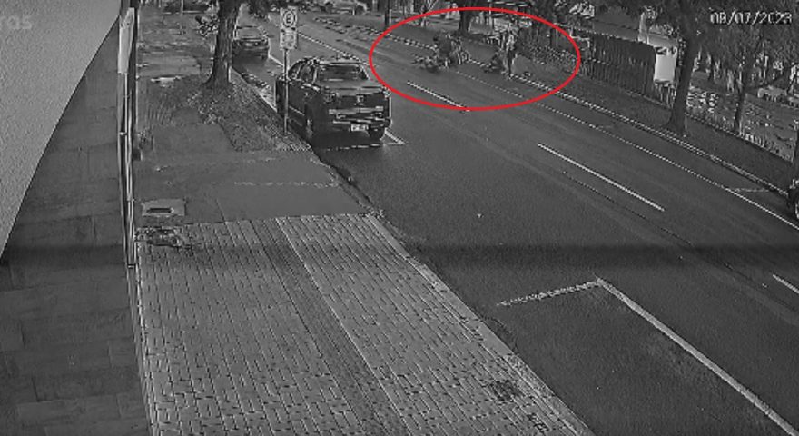 Câmera flagra queda de motociclista em pista coberta com óleo na rua São Paulo