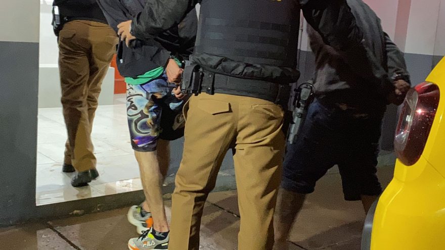 PM prende dois jovens com carro furtado 10 minutos depois do crime