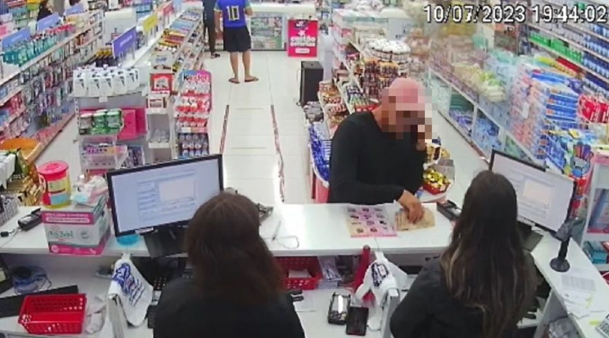 Homem finge falar ao telefone e assalta farmácia no Floresta