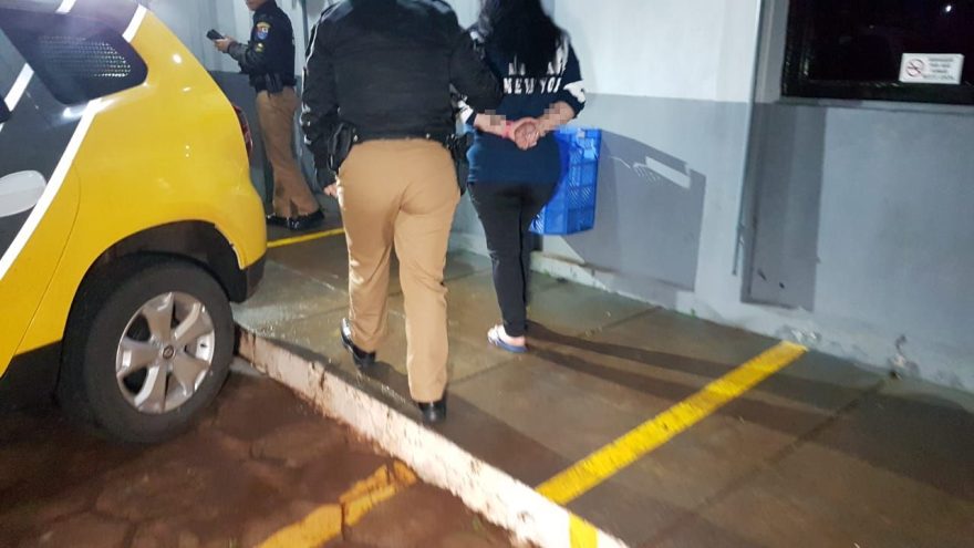 Mulher é detida com simulacro, cocaína e mandado em aberto