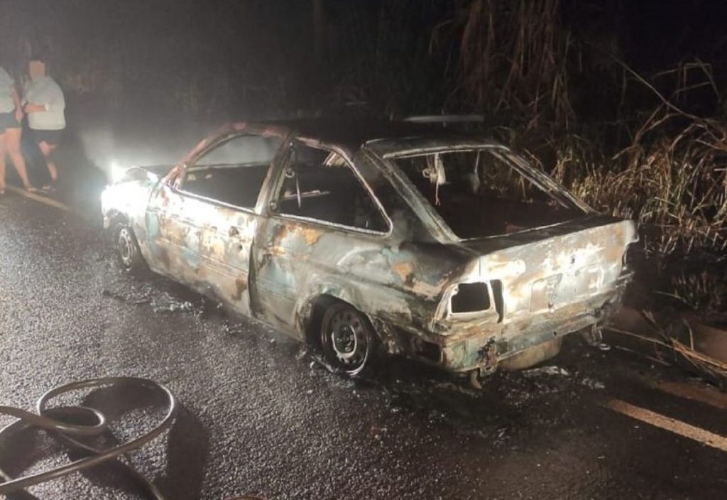 Após descobrir traição, mulher discute com ex-marido, ateia fogo em veículo e pula do carro em movimento