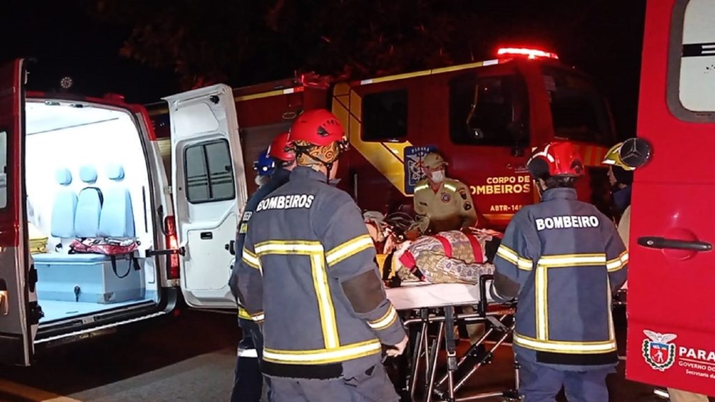 Acidente na PR-487 envolvendo moto deixa duas pessoas gravemente feridas