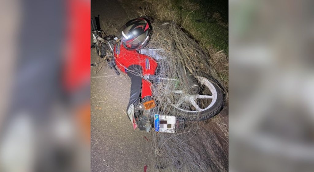 Motociclista fica em estado grave em acidente com tela de arame que caiu de caminhão