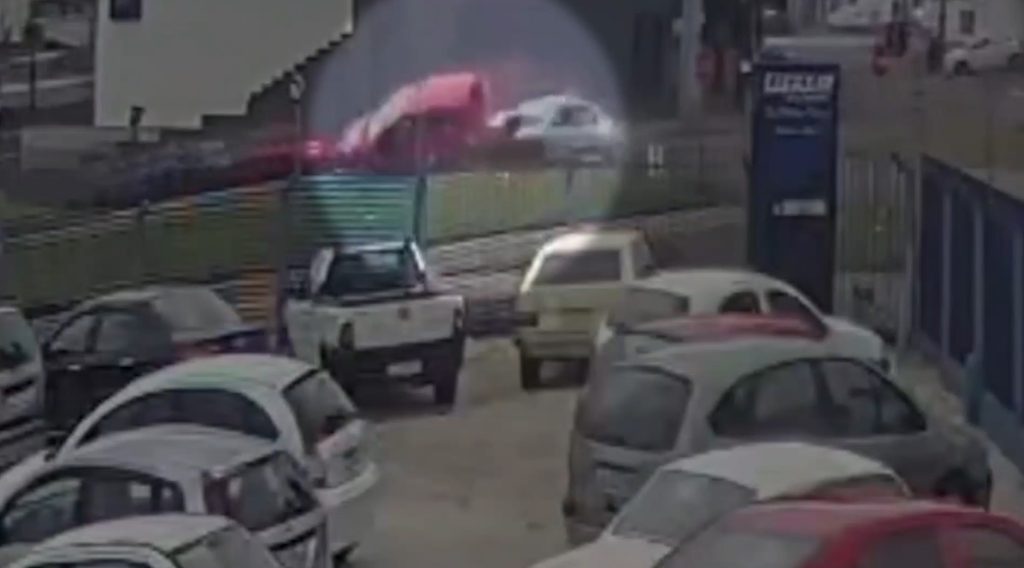Vídeo flagra motorista embriagado atingindo viatura e provocando capotamento durante fuga em SJP