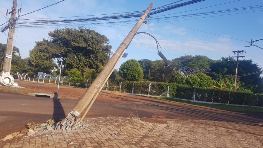 Poste quebra e fica pendurado às margens da BR-277, no Santos Dumont