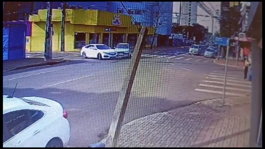 Câmeras registram colisão entre Uno e Honda Civic no Centro