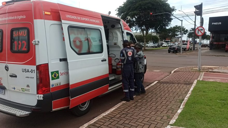 Homem precisa ser socorrido após sofrer dor no peito na Praça Itália