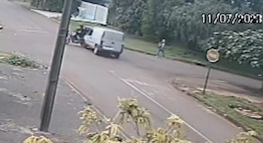 Câmera flagra acidente que deixou motociclista ferido no Cascavel Velho